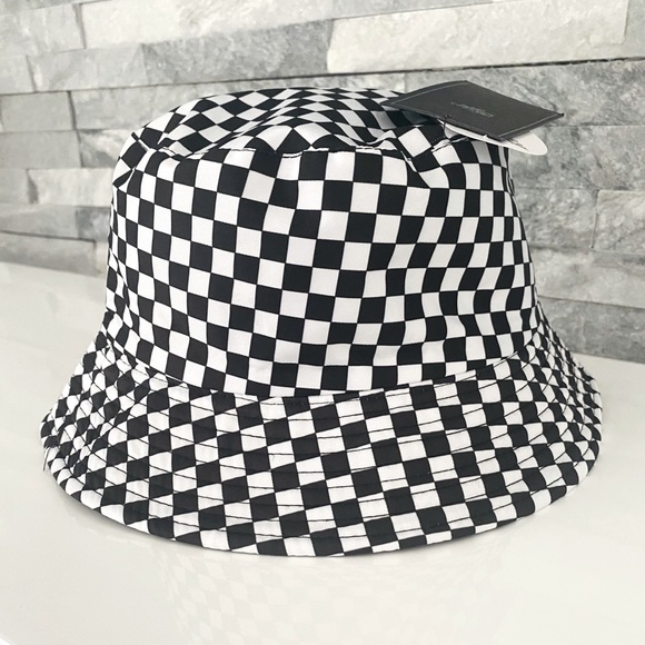 Urban Outfitters Accessories - NWT URBAN OUTFITTERS BUCKET HAT